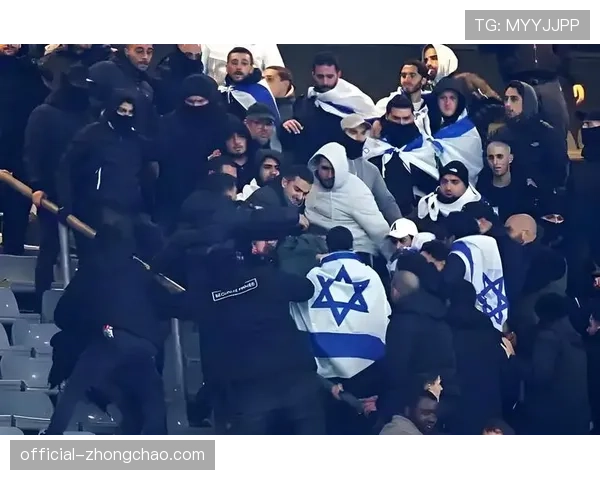 球迷事件：那不勒斯球迷在客场比赛前与当地警方发生小规模冲突